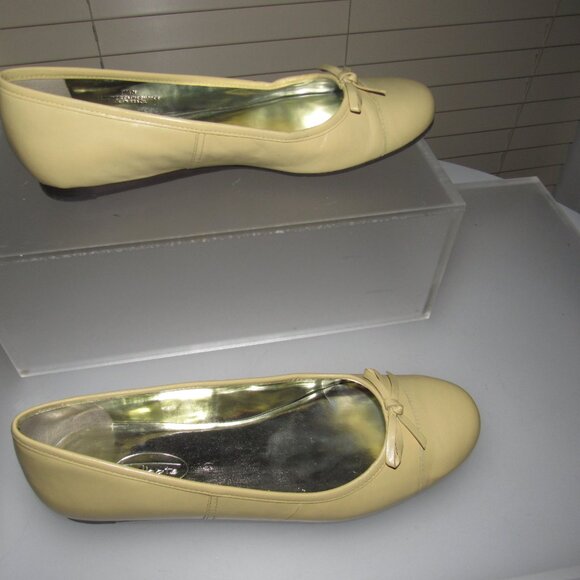 Talbots Size 9½N Butter Yellow Leather Ballet Flats Genuine Leather Bow Shoes - Picture 5 of 9